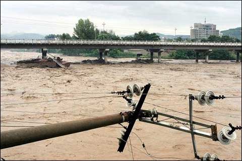 已致136人死亡！大河决堤，桥梁被冲毁，2座大坝有坍塌风险！195万人受灾，灾区“随处可以听到呼救声”，这国遭遇历史性洪水