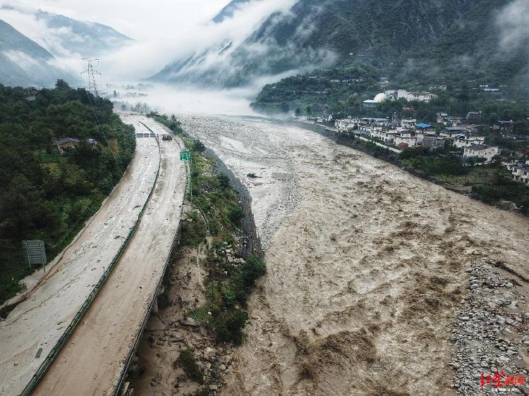 已致136人死亡！大河决堤，桥梁被冲毁，2座大坝有坍塌风险！195万人受灾，灾区“随处可以听到呼救声”，这国遭遇历史性洪水
