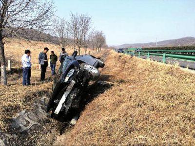 小米SU7冲出停车场致一死三伤，海口交警：系驾驶员操作不当所致