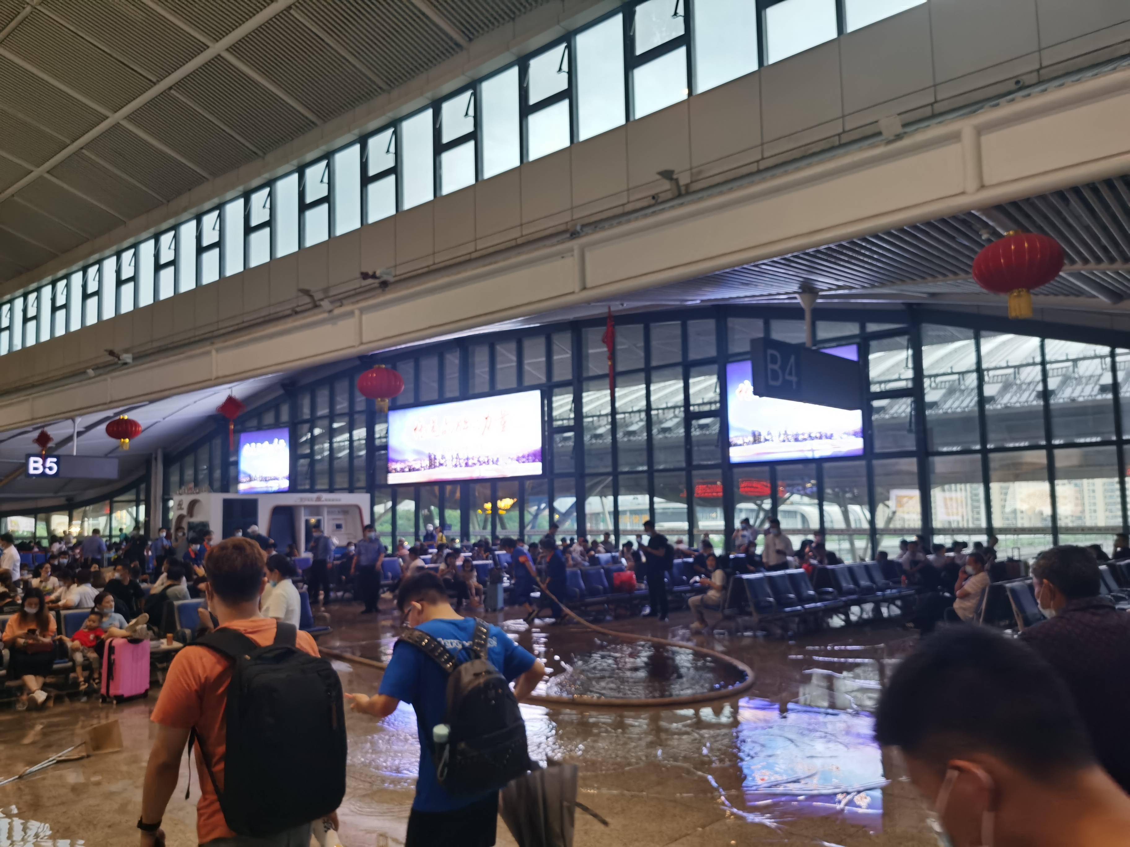 暴雨已致重庆火车站32趟列车停运