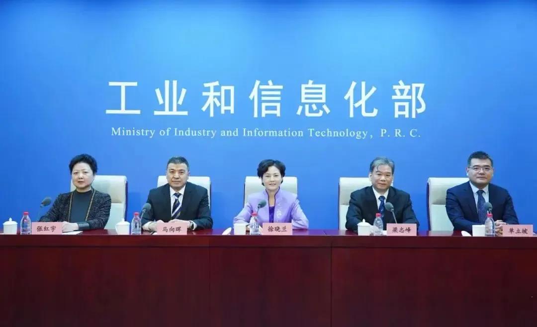 2025元宇宙行业发展深度调研与未来趋势预测_人保服务,拥有“如意行”驾乘险，出行更顺畅！