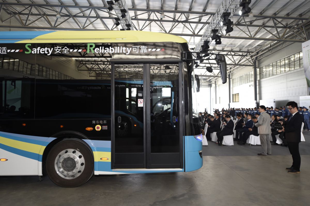 欣旺达发布10米级液冷一体式移动储能车