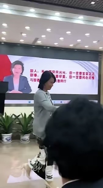 不愿再做“第二个董明珠”的她，回到格力直播间
