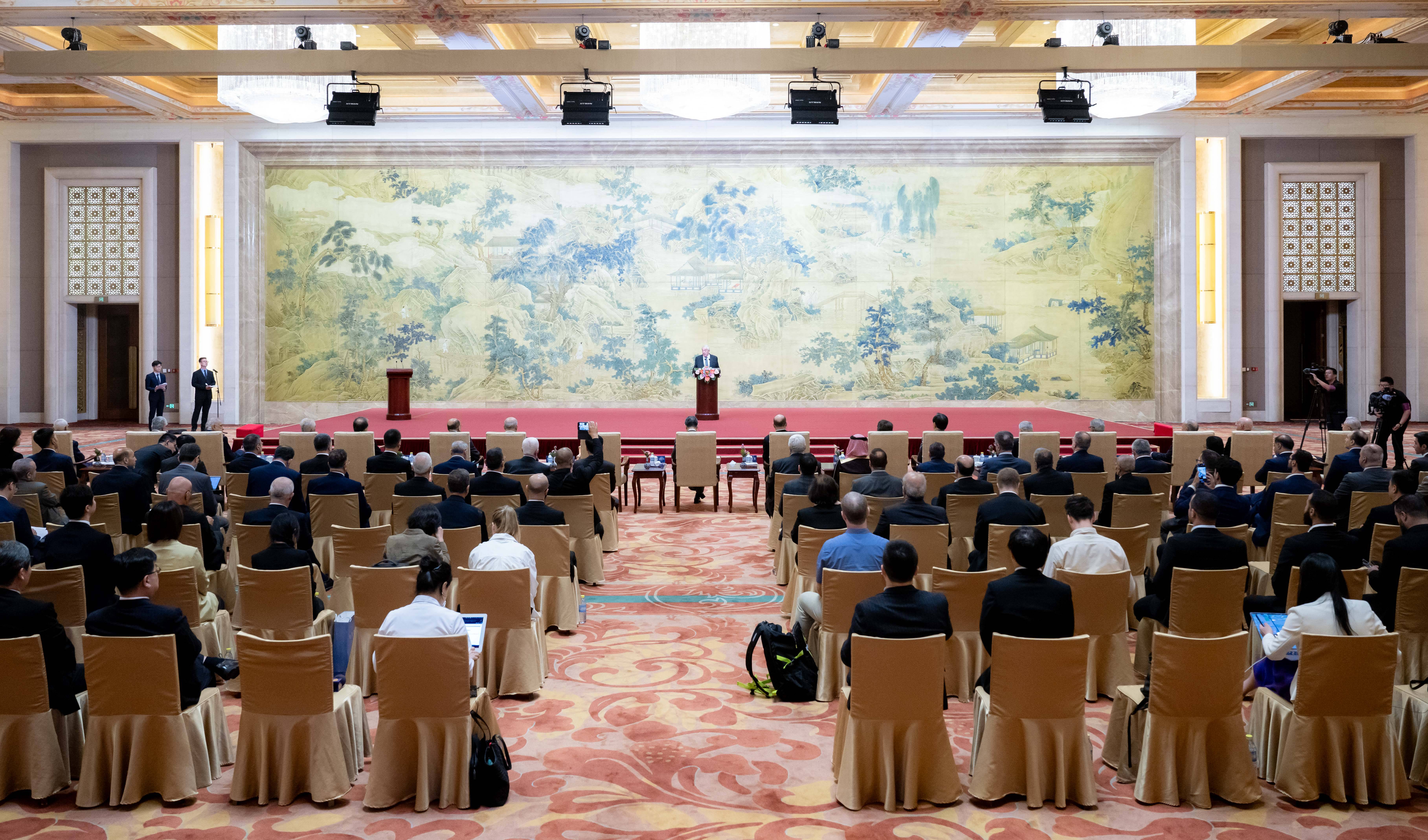 新华鲜报丨世界海洋日，“雪龙2”号带来极地海洋新故事