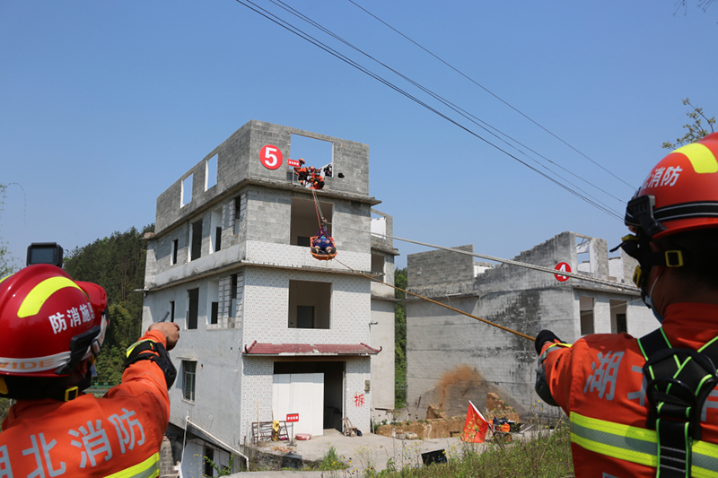 特朗普指示“结束暴乱” 洛杉矶全市进入战术警戒状态、约300国民警卫队人员进驻