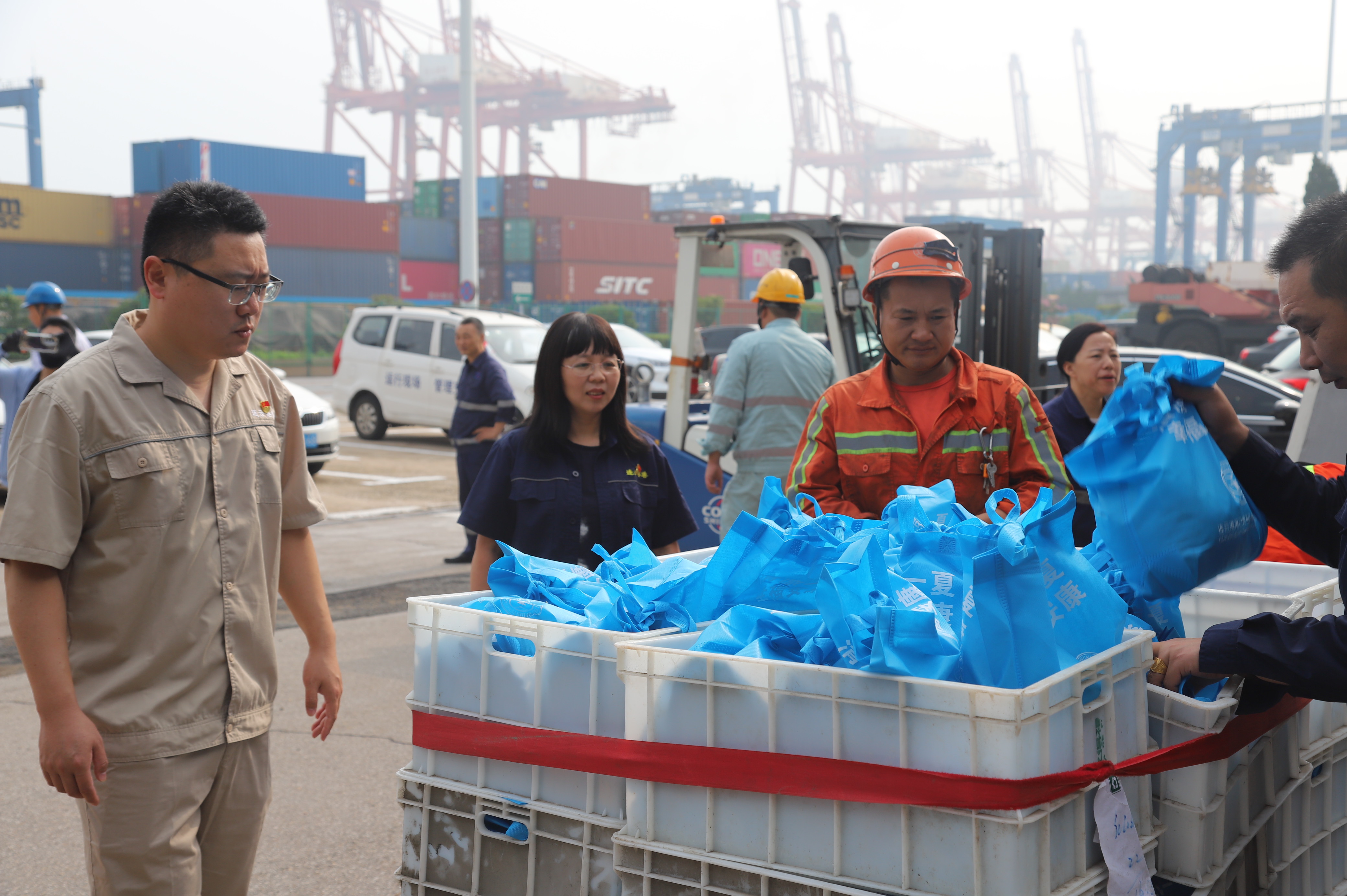 连云港:公司主营业务为港口码头装卸、堆存业务
