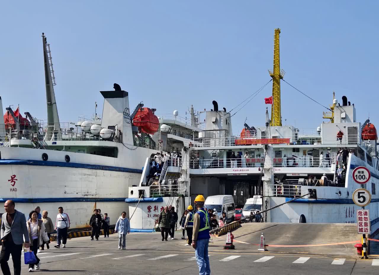 海峡股份：公司主营琼州海峡的水上客滚运输业务，包含客运及货运部分