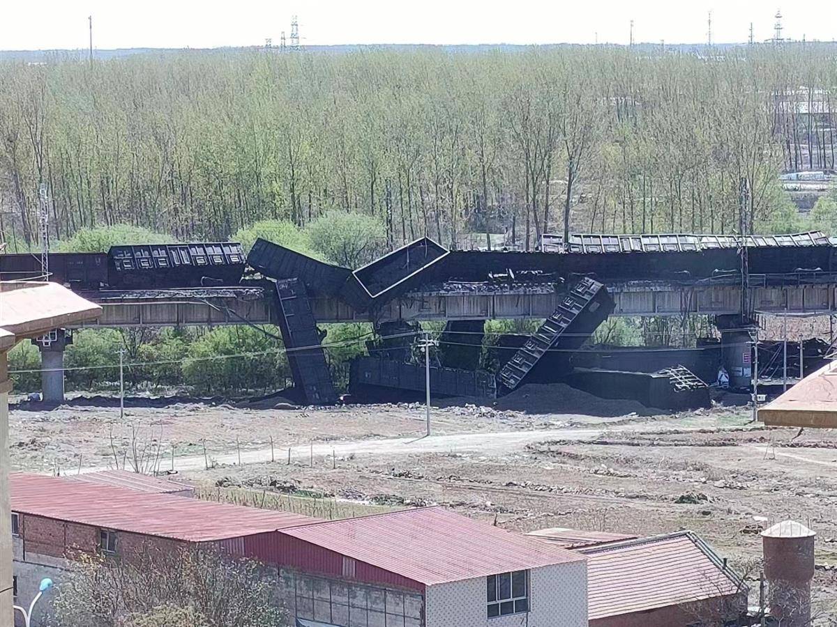 列车脱线滞留、男子砸窗通风！官方通报详情→