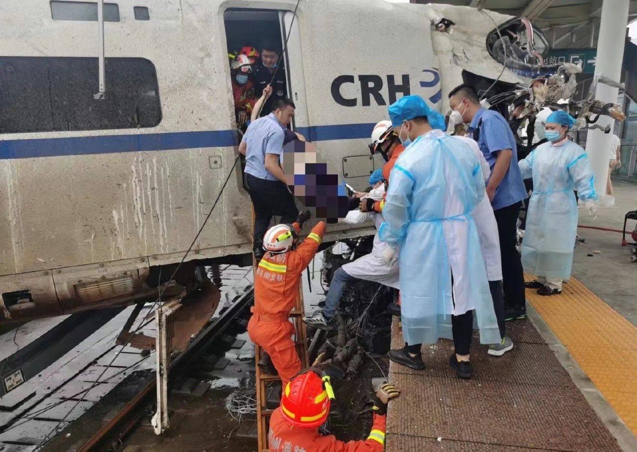 列车脱线滞留、男子砸窗通风！官方通报详情→