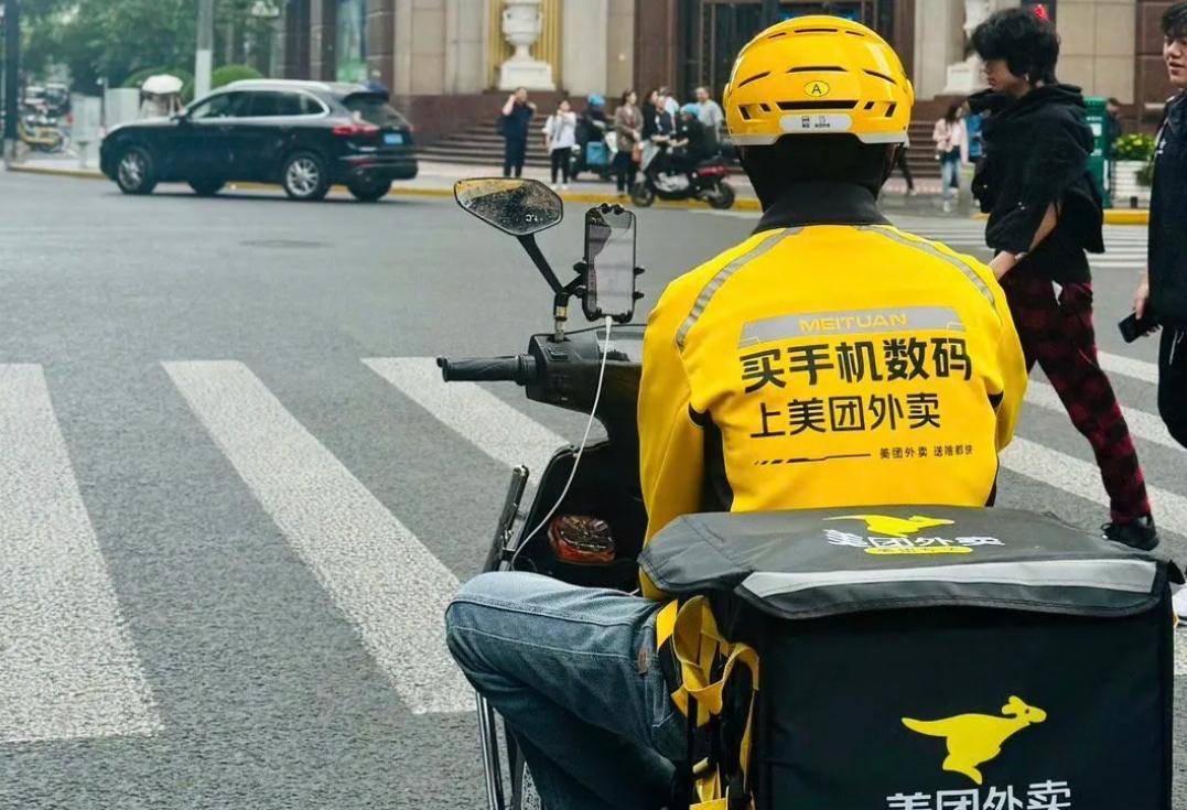美团辟谣“30万本科生送外卖”；可灵AI推出可图2.1模型丨未来商业早参