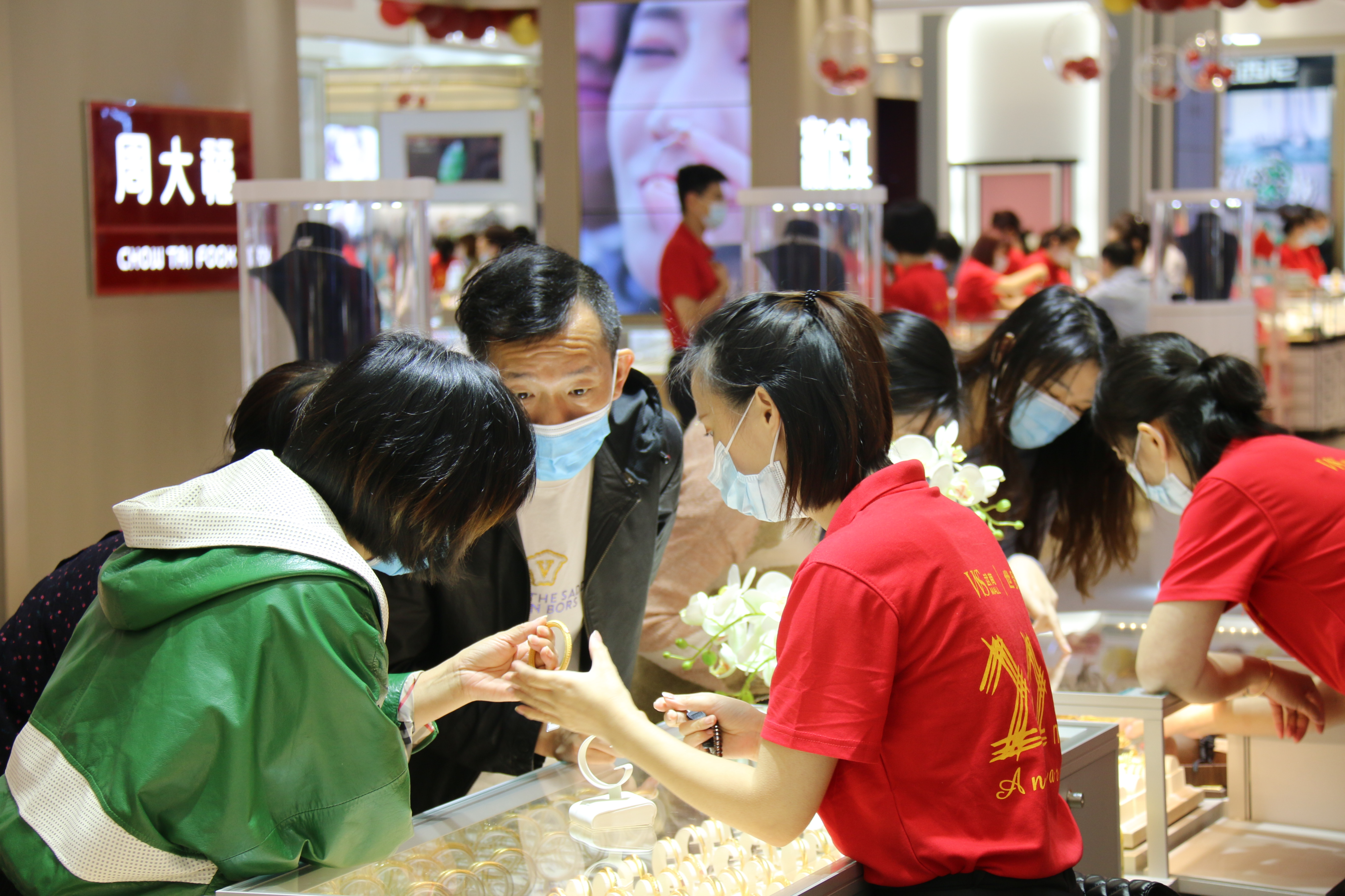 武商集团：公司业绩优于同行业