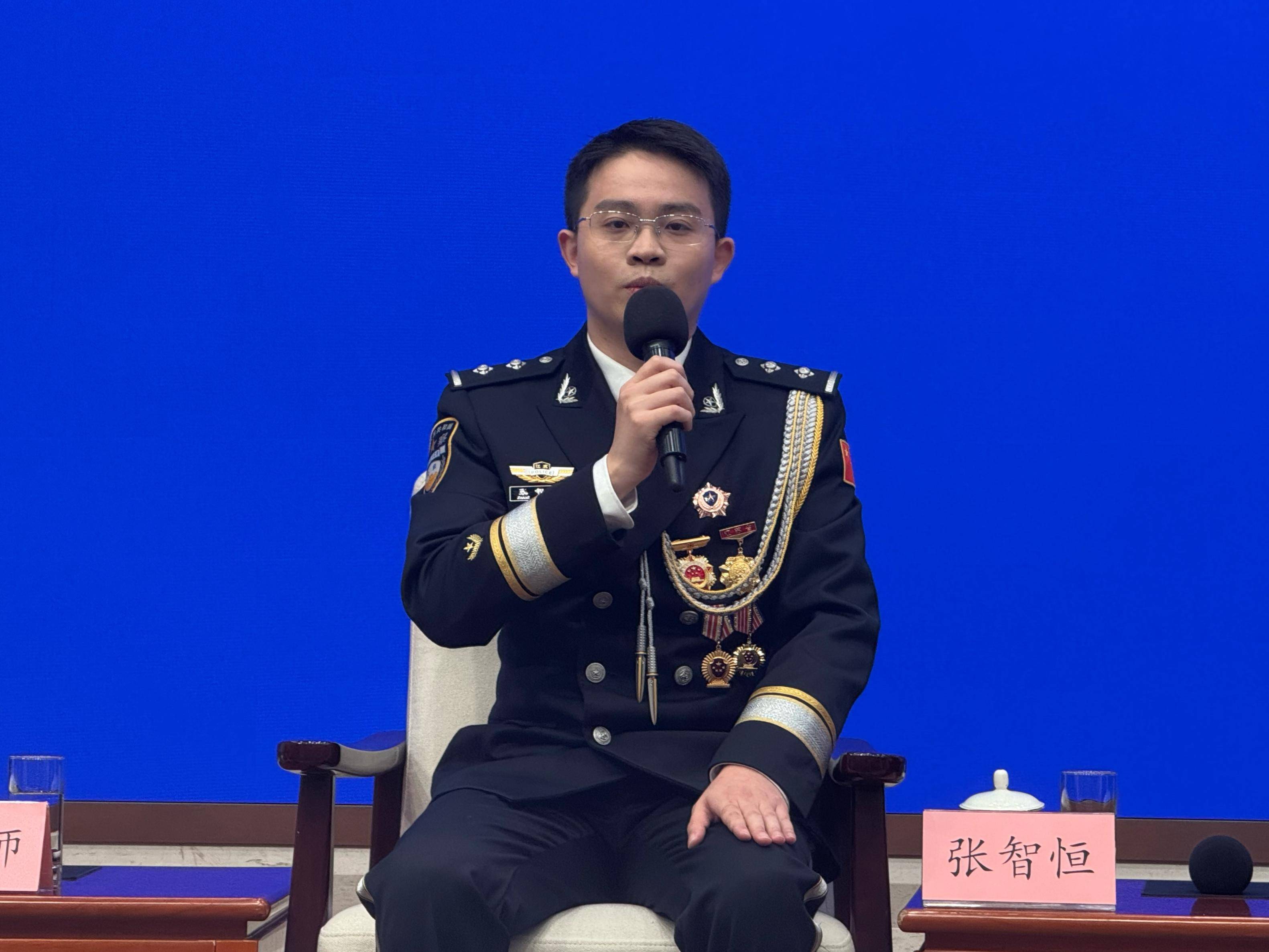 网警揭秘黑色交易：诱骗老年人办手机卡后倒卖