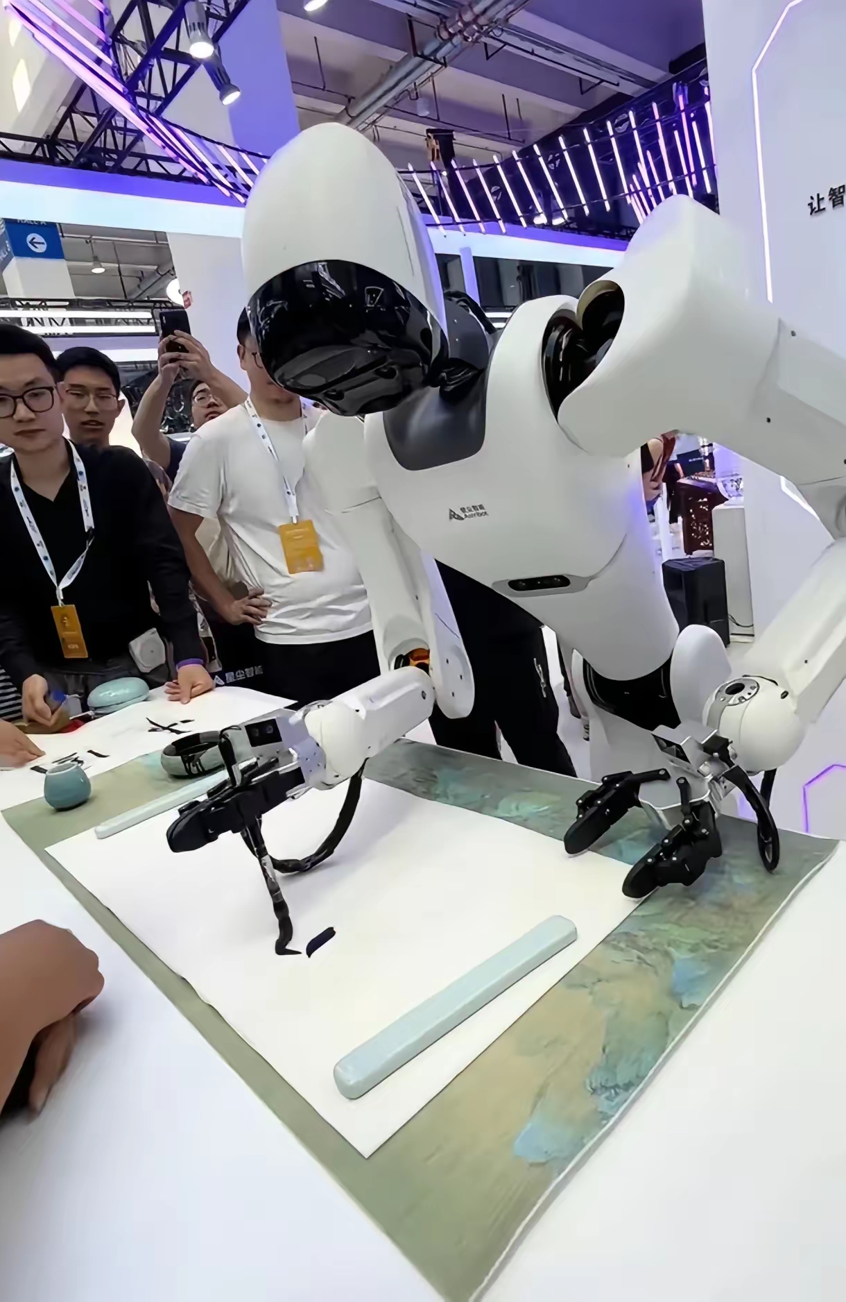 明星IP跨界智能机器人，巨星传奇与宇树科技达成战略合作