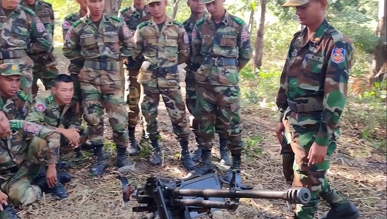 泰国军方称再次空袭柬埔寨：出动了4架F-16战机，袭击照片公布！佩通坦含泪发声