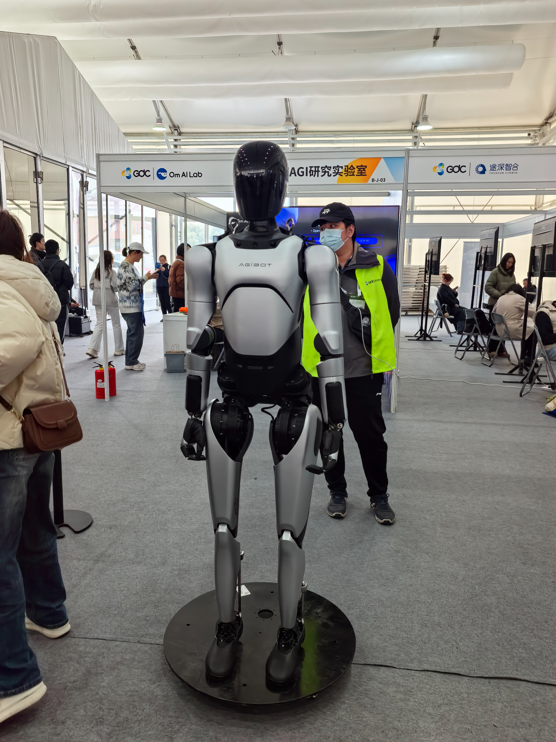 秀我中国丨在世界机器人大会遛“机器人娃”