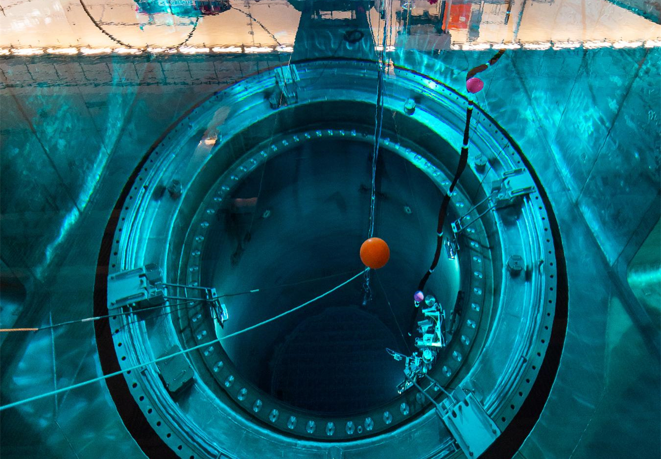 经纬早班车｜美国钢铁公司工厂爆炸已致1死；法国最大核电站因水母入侵停运