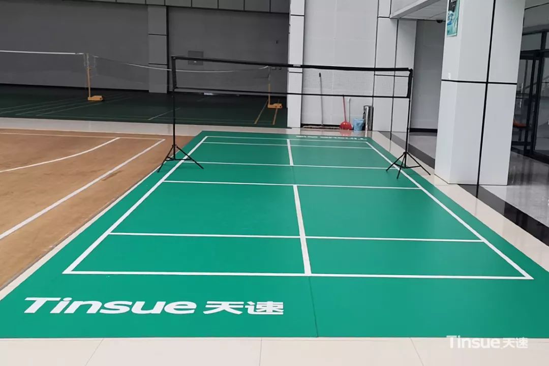 探店1天|花80元,“用乒乓球拍在羽毛球场打网球”!有人玩到凌晨两点……