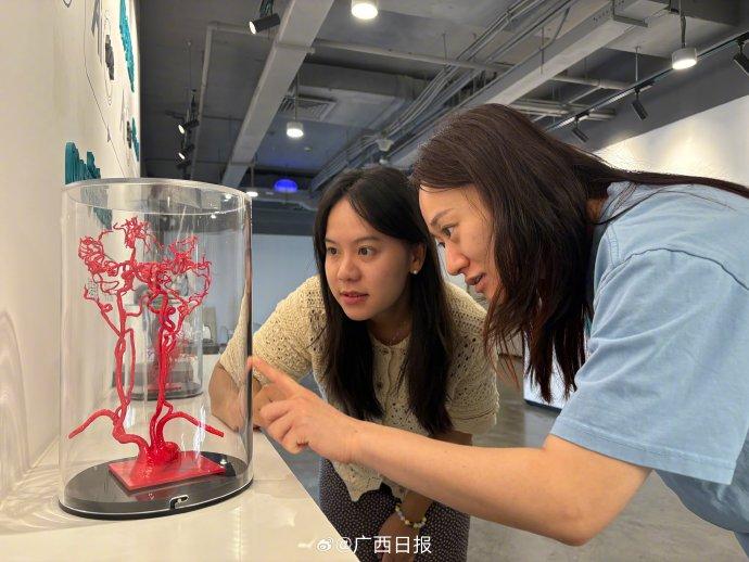 在毫米级脑血管中“自动导航”!AI机器人如何帮助医生做手术?