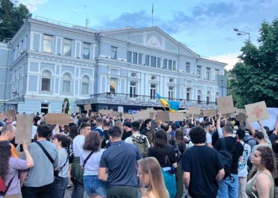 泽连斯基：俄必须立即停止战事！欧盟及英法德意等6国领导人联合声明：乌应自行决定领土问题，俄不能否决乌入盟入约