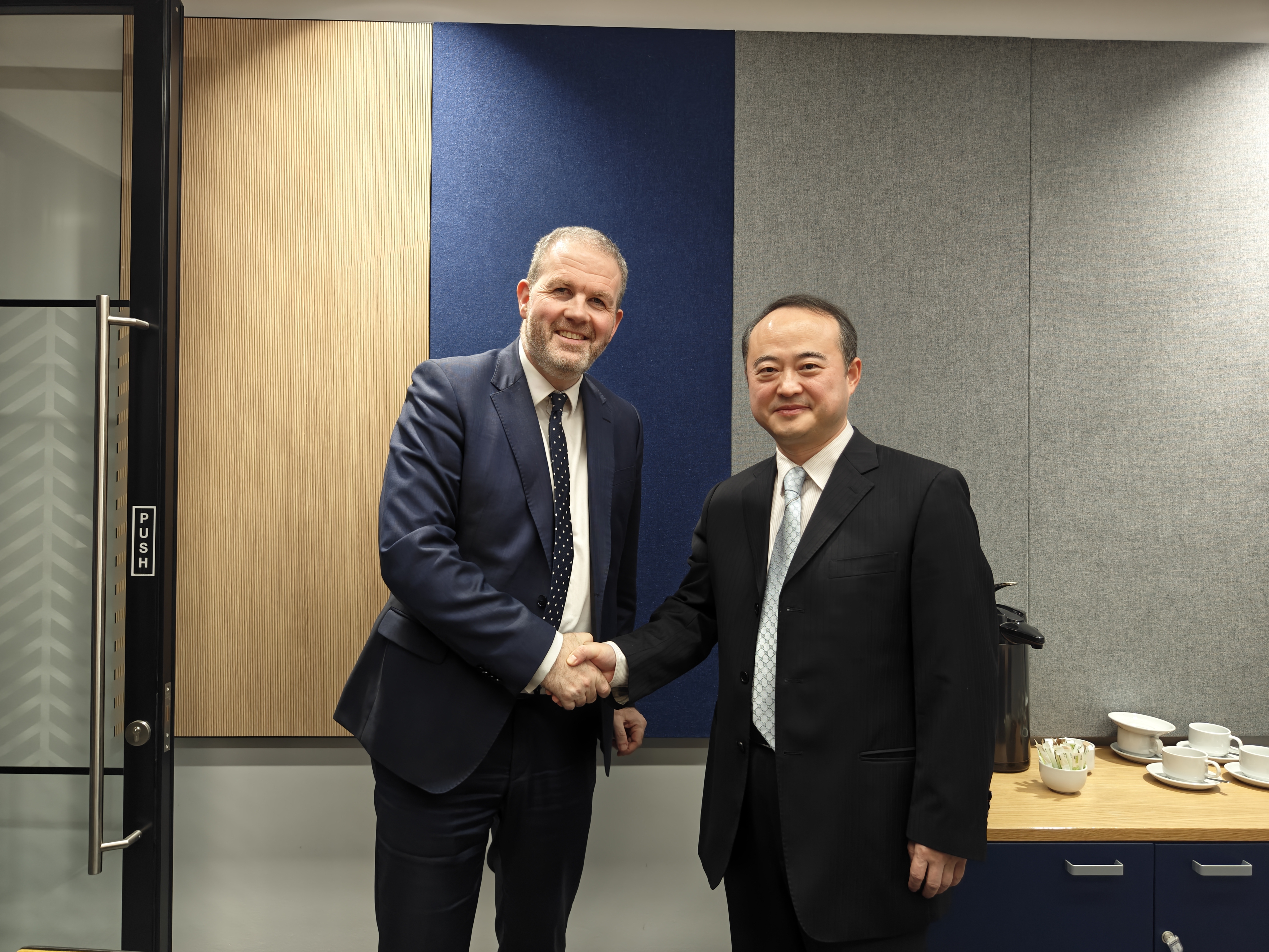 外交部亚洲司司长刘劲松会见新加坡驻华大使陈海泉