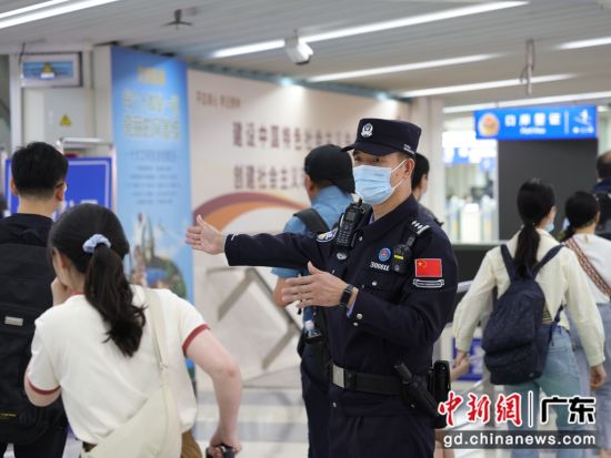 成都边检站暑运期间查验出入境人员120万余人次