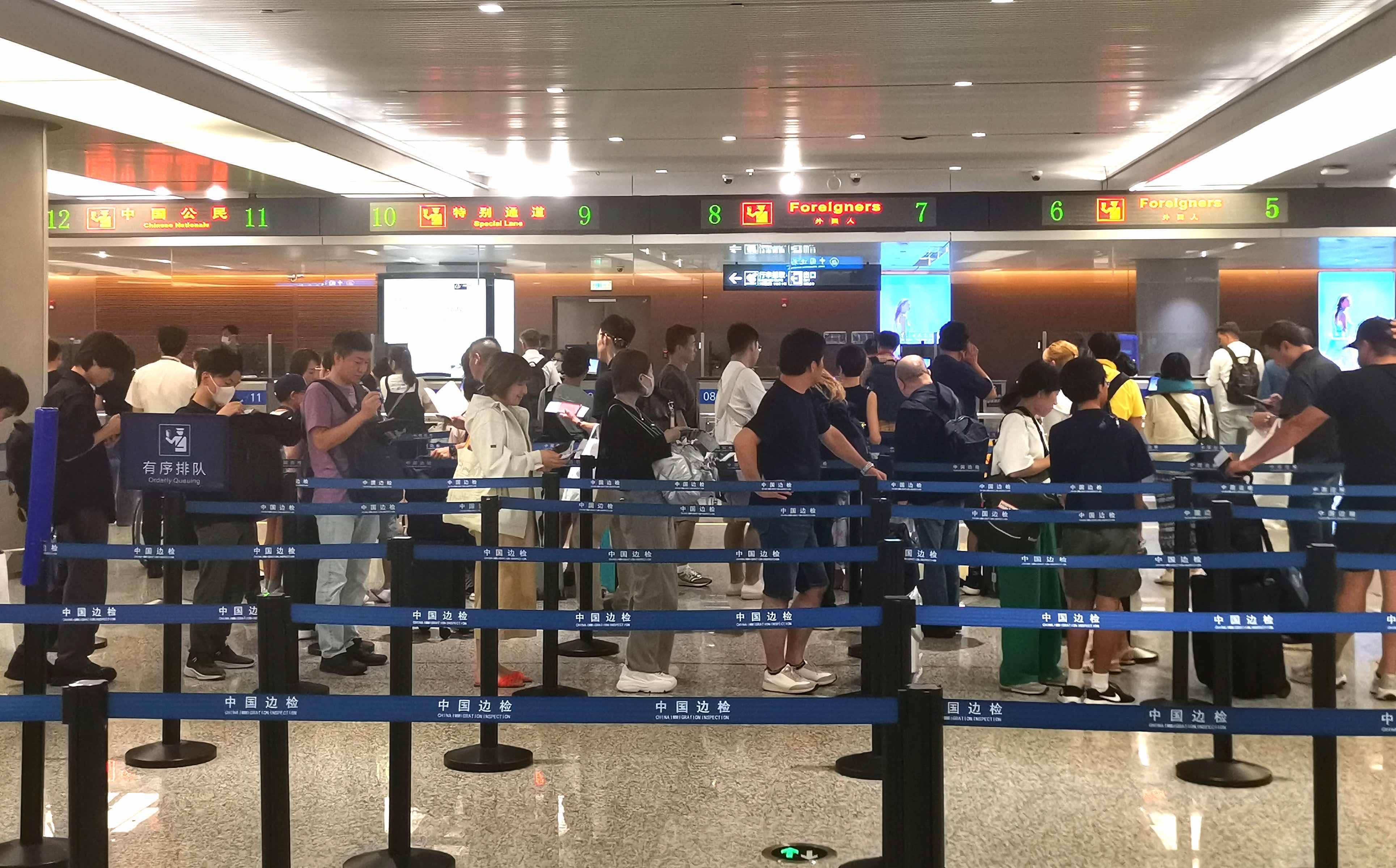 成都边检站暑运期间查验出入境人员120万余人次