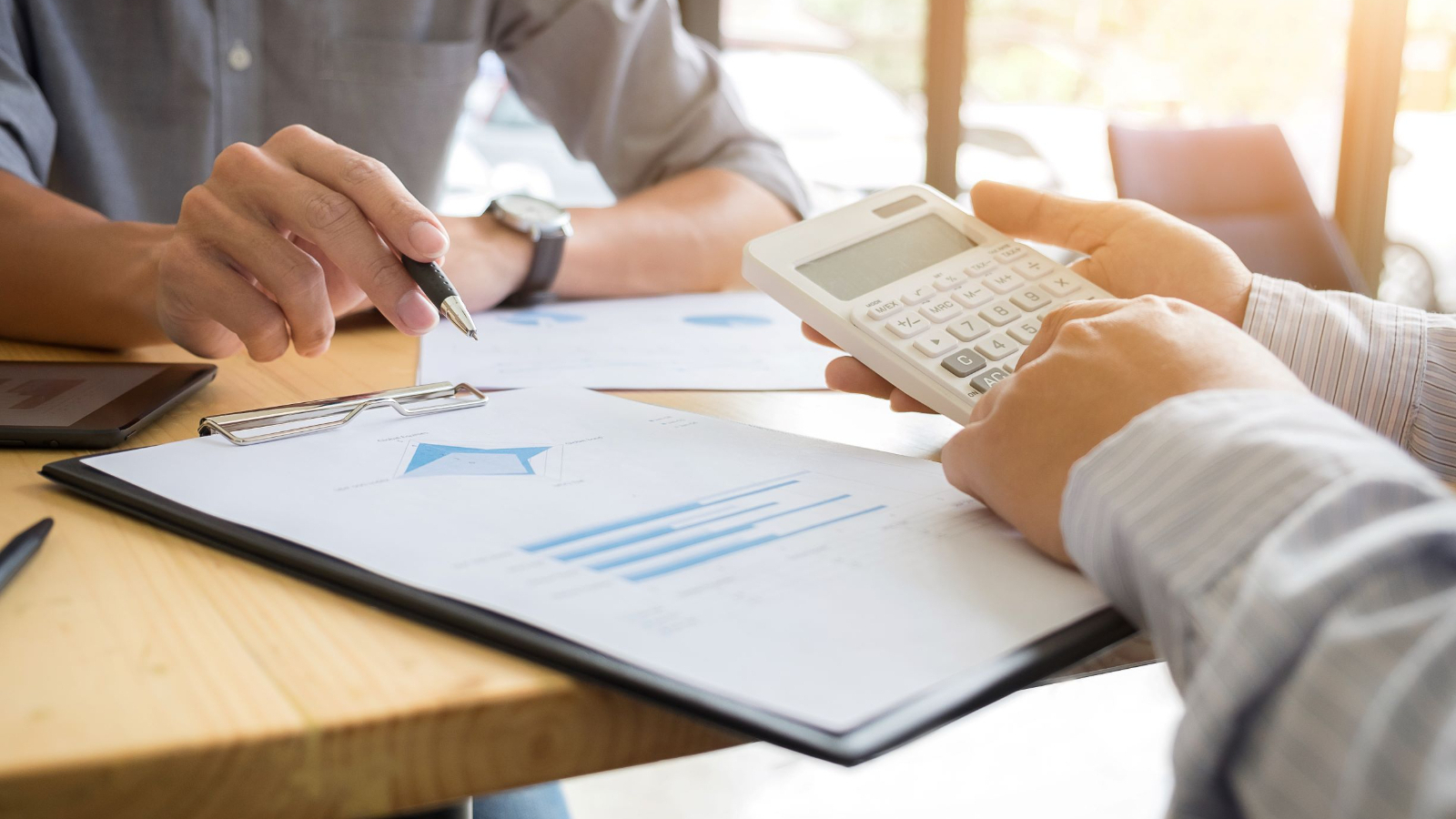 协助他人骗取出口退税2.42亿元，从中“收费”1600多万元！上市公司子公司被罚800万元，法代被判刑