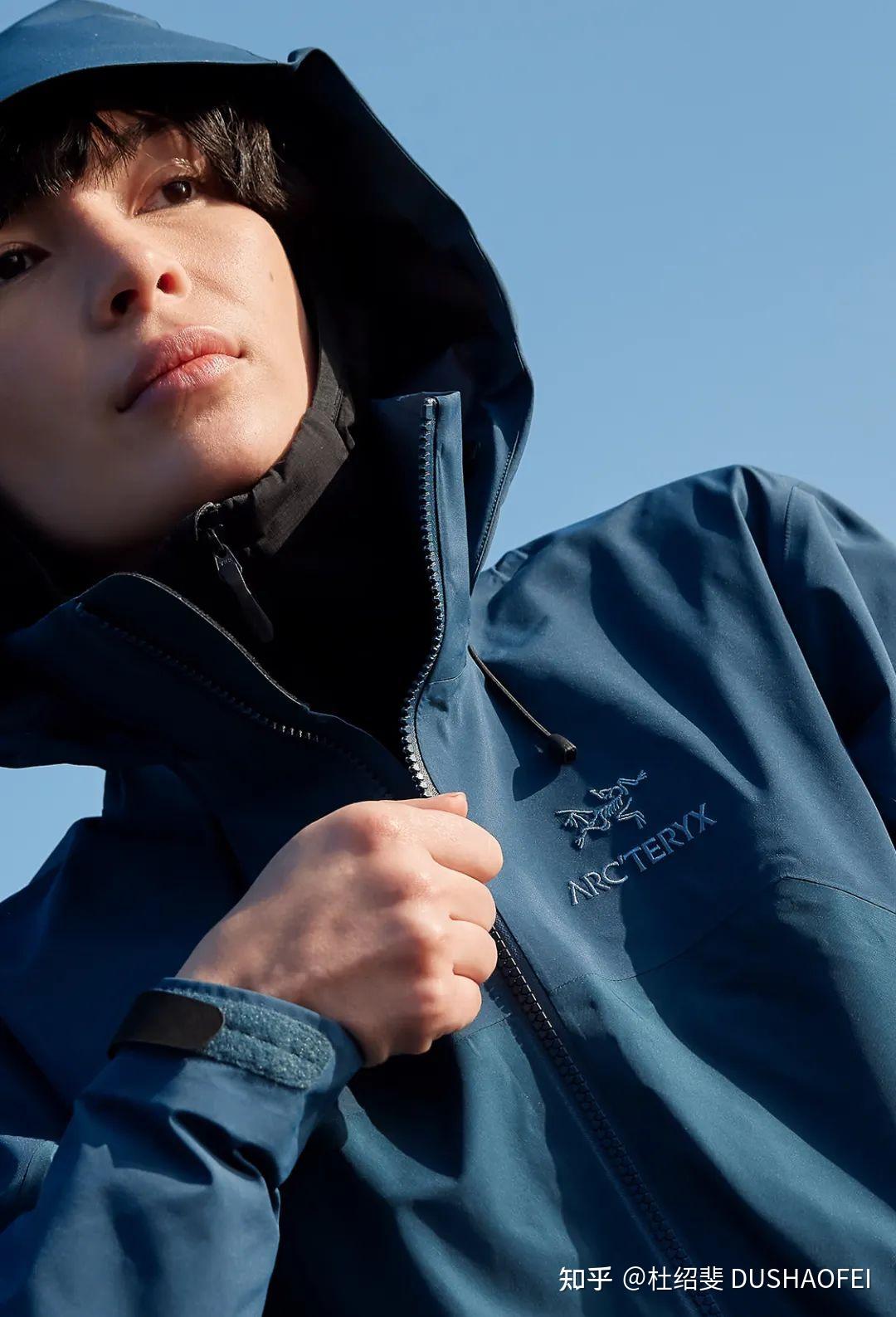 安踏股价跌超4%市值蒸发125亿港元，此前始祖鸟因喜马拉雅山脉烟花秀陷争议