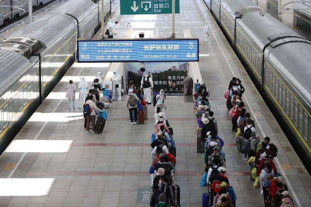 国庆中秋临近 青藏集团公司加开多趟临时旅客列车