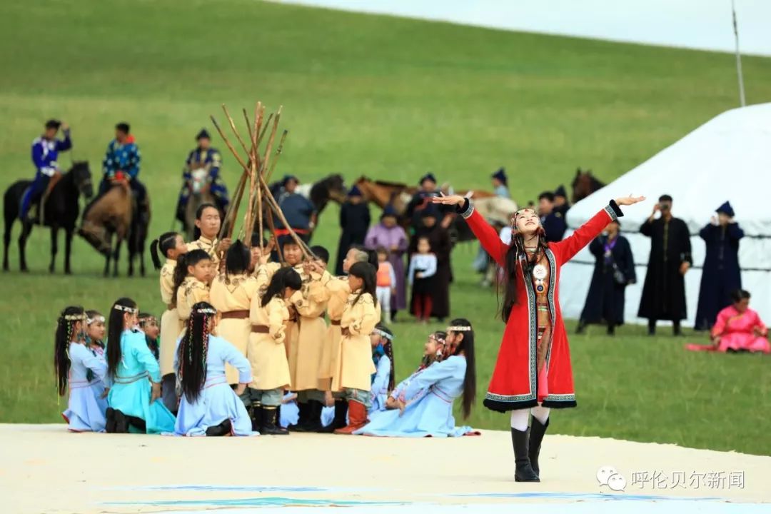 (砥砺奋进七十载 天山南北谱华章)新疆各族民众热议“庆典时刻”