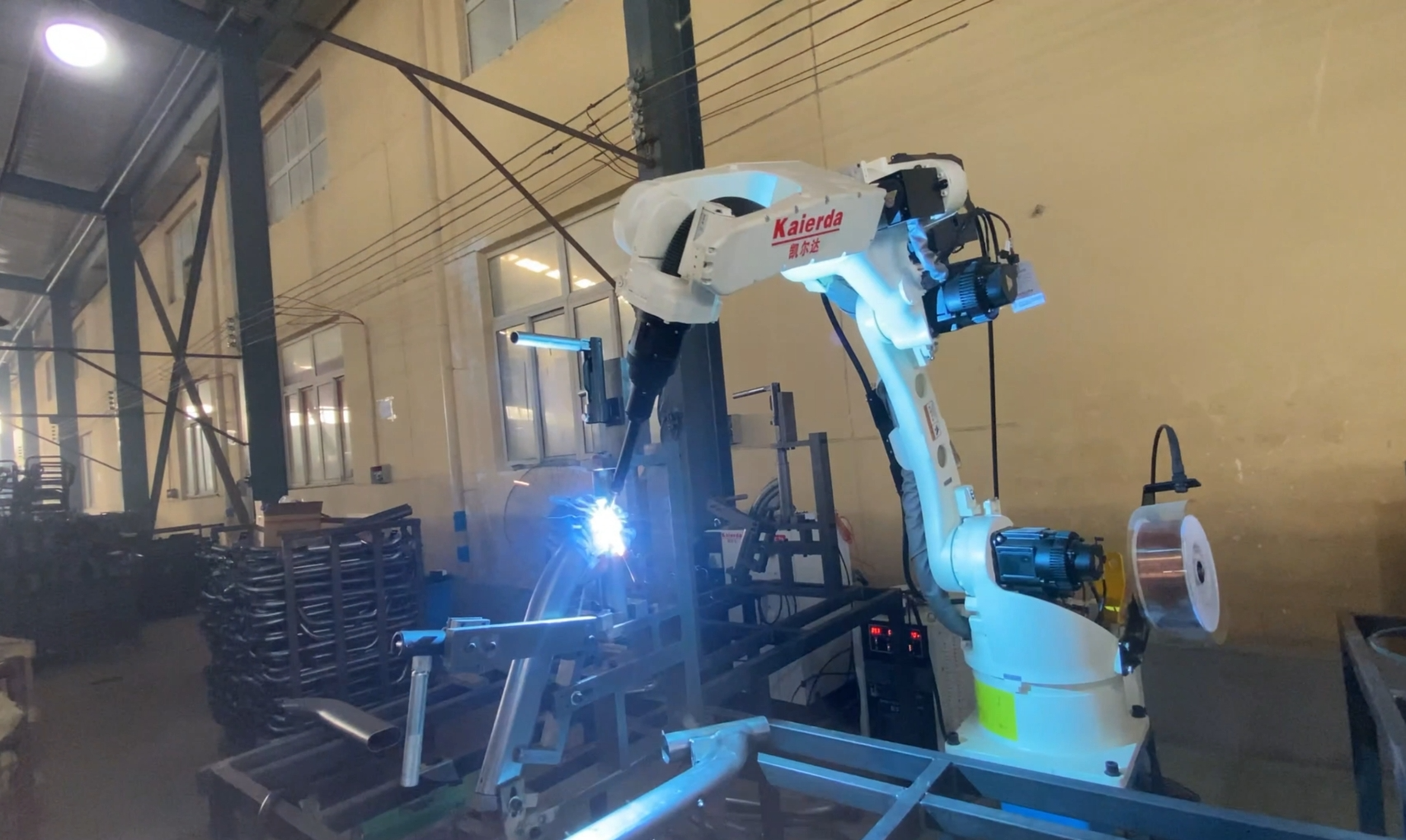 鸿路钢构:公司生产基地已投入近2500台轻巧焊接机器人