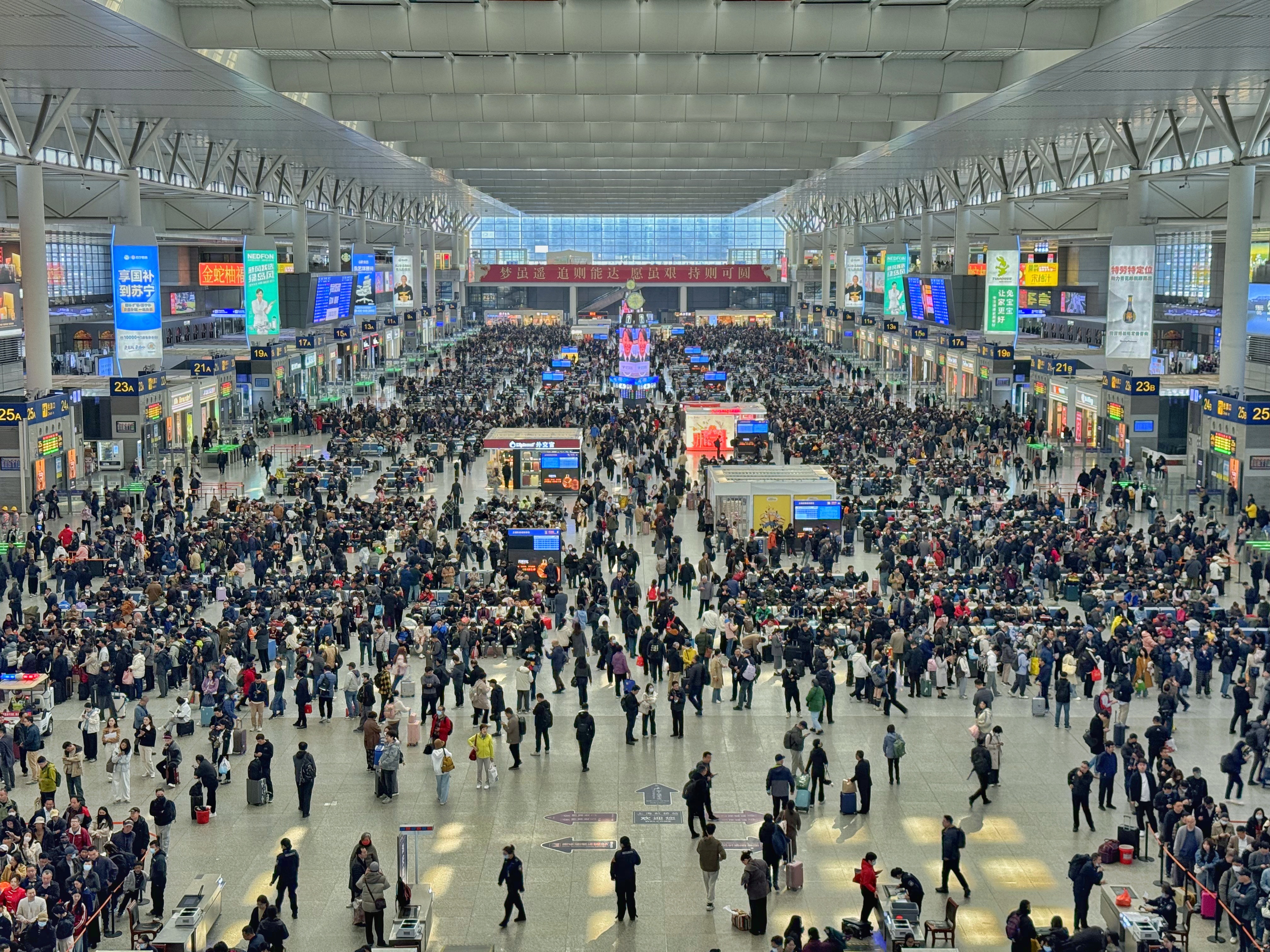 铁路上海站迎来国庆客流高峰 候车室持续通宵开放运营