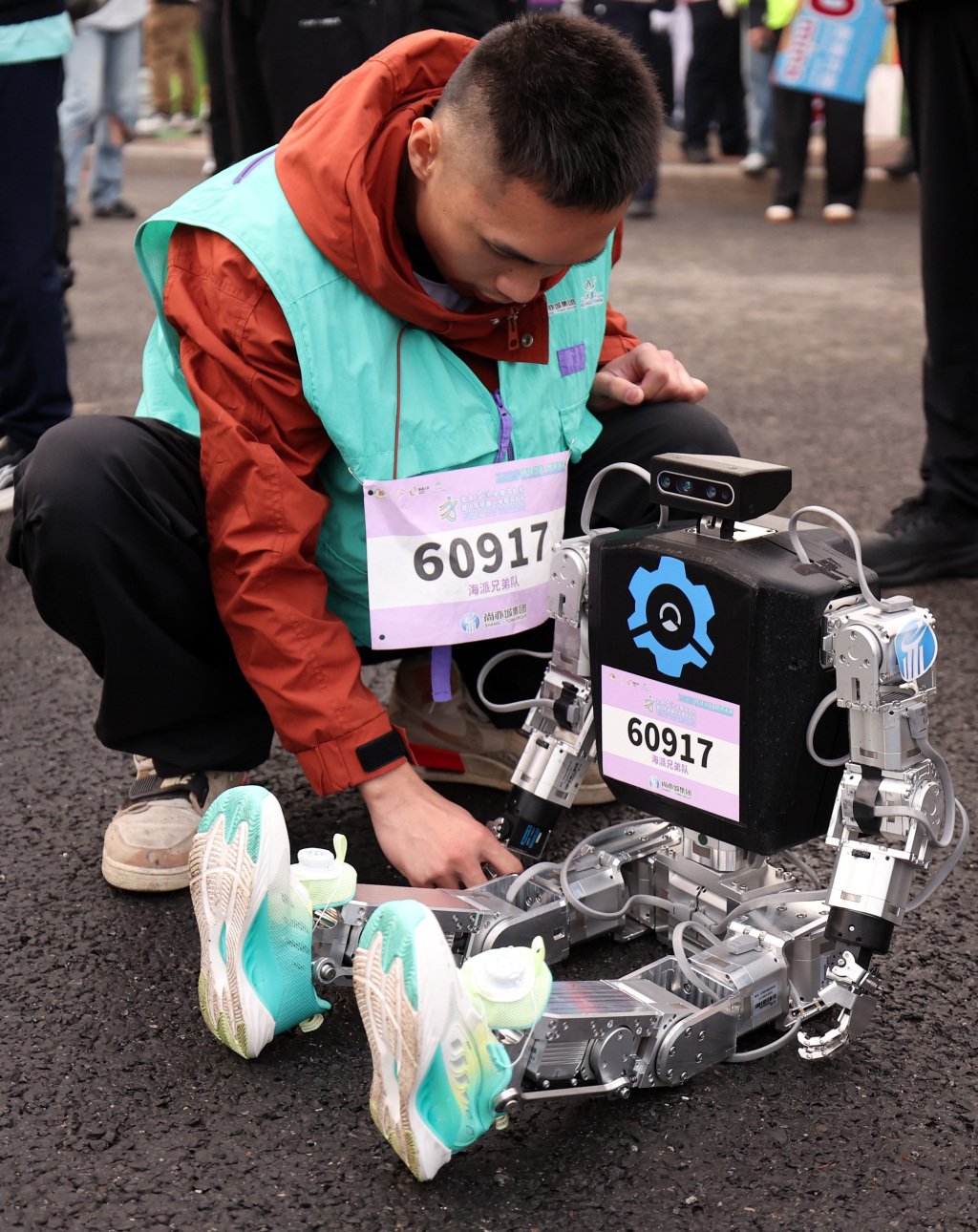 逐际动力全尺寸人形机器人Oli实现全自主捡网球