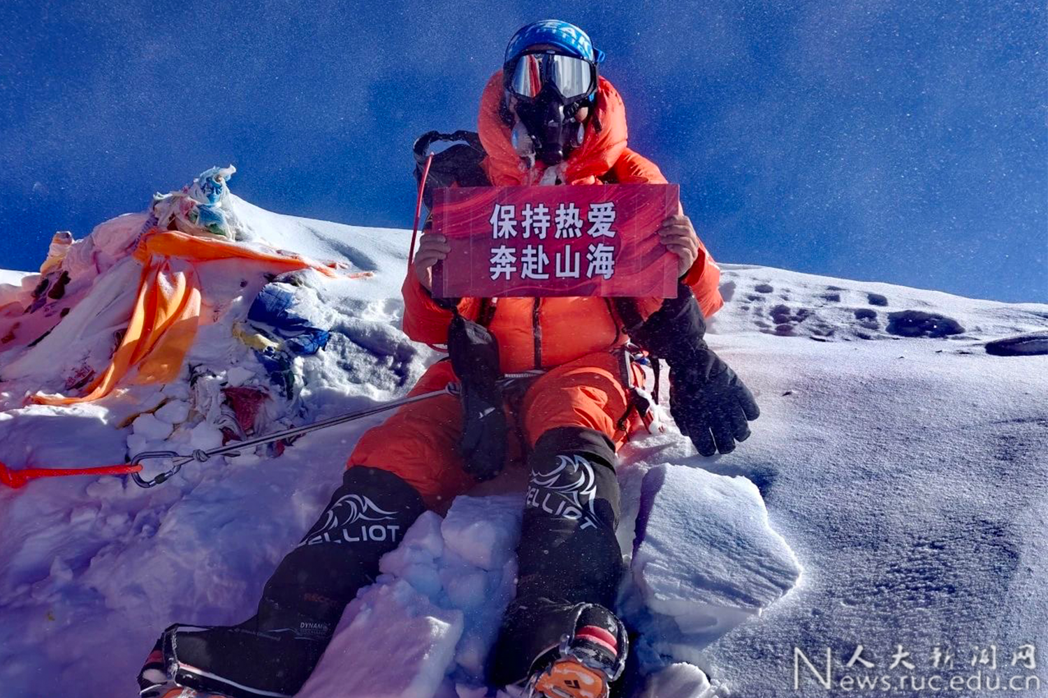 对话亲历者丨珠峰暴雪救援再进一步：嘎玛沟300多游客脱困，徒步者冲锋衣结冰，救援力量如何突破重重困难