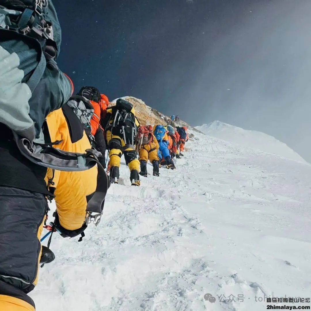 尼泊尔秋季登山季收入同比大增 中国登山者人数居首