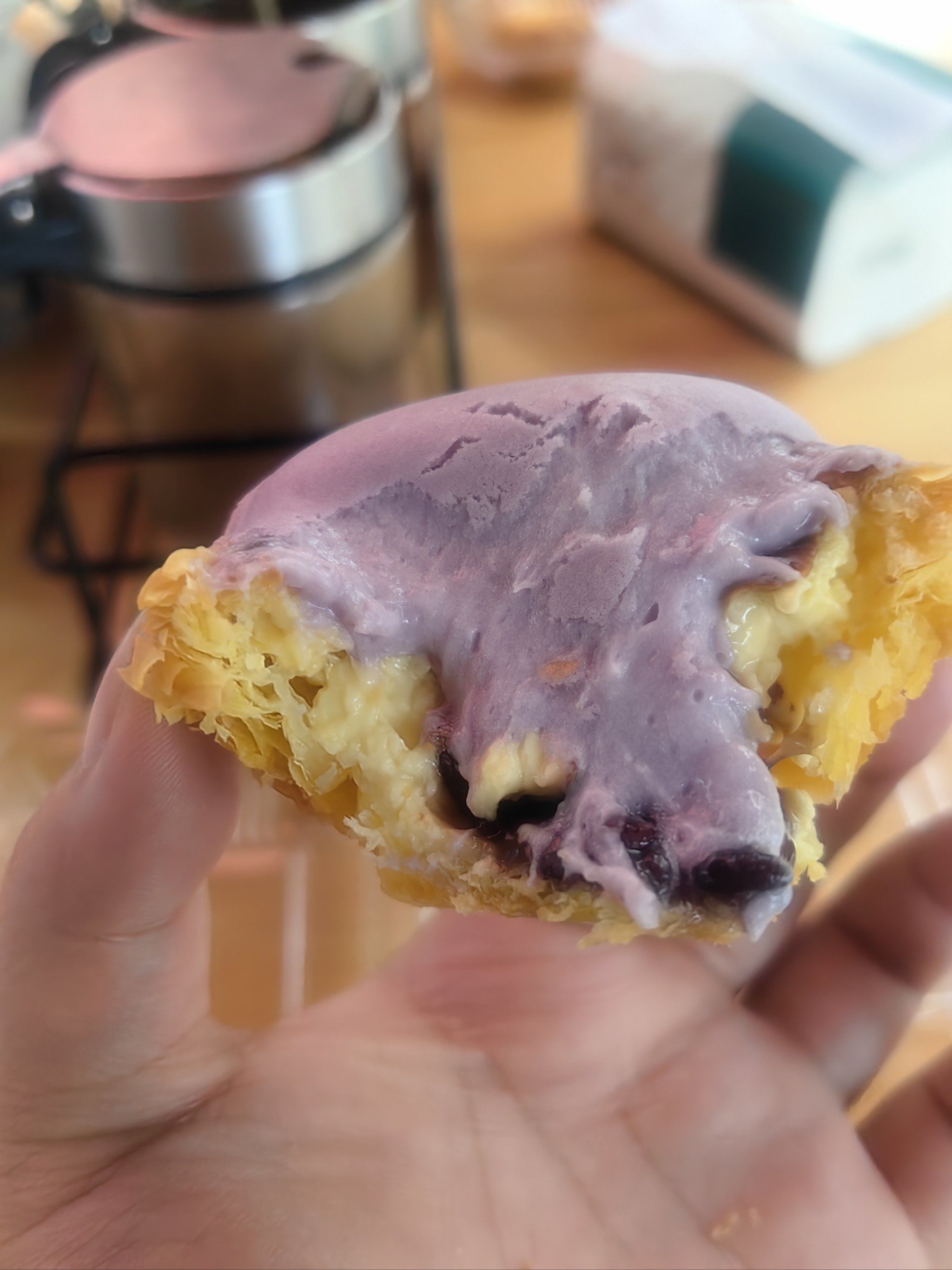 鲍师傅蛋挞里吃出弹簧，回应：员工操作疏忽所致