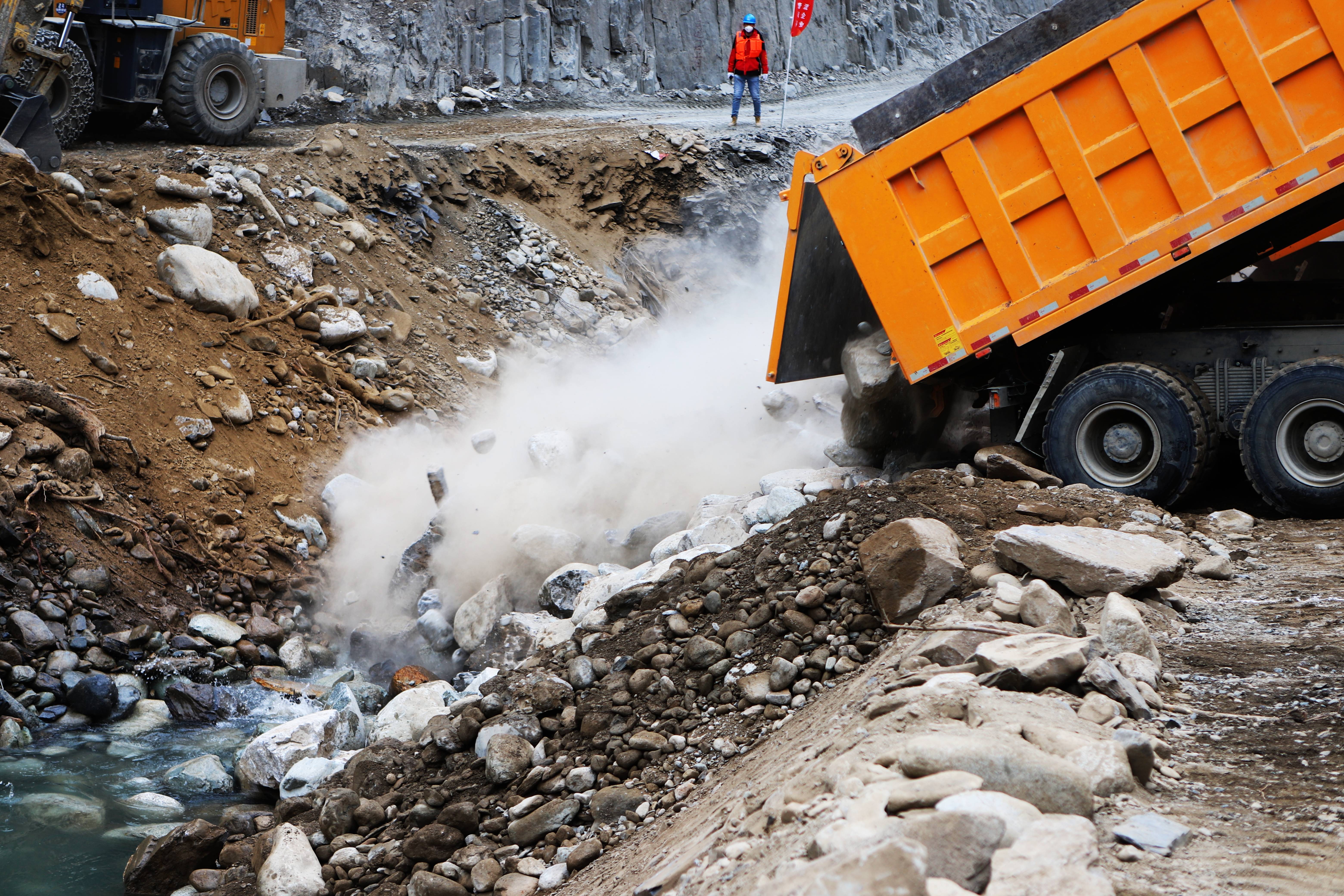 金沙江上游昌波水电站成功实现大江截流