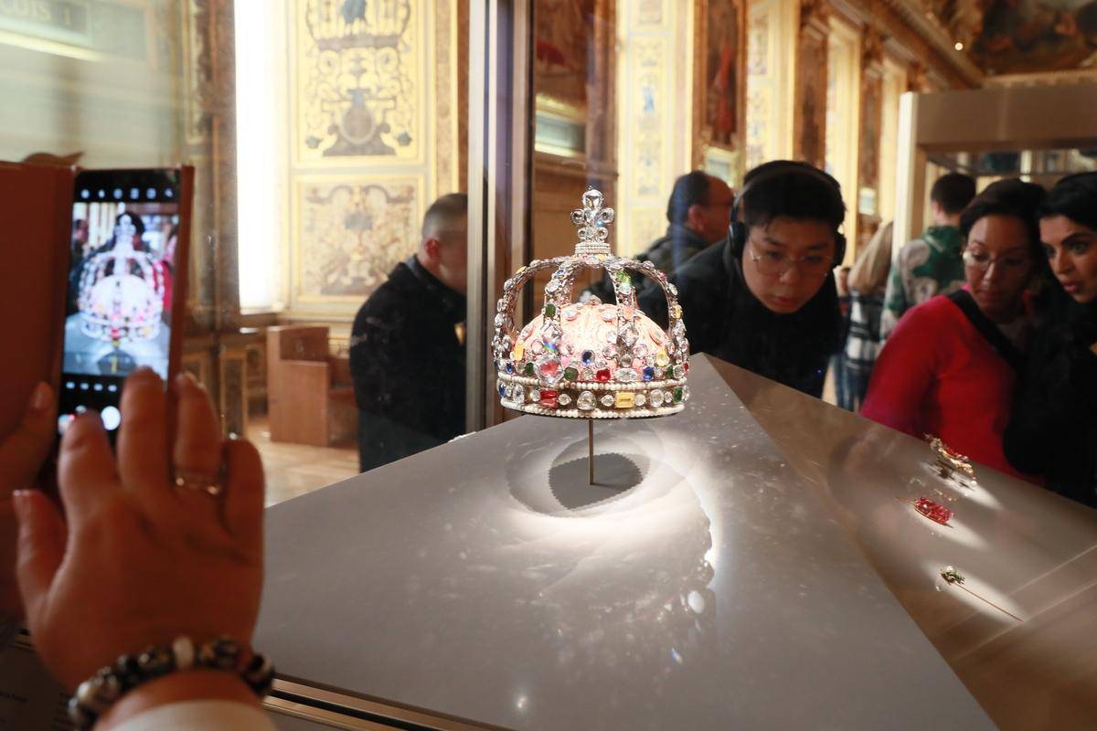 法国卢浮宫在遭遇严重盗窃案后重新开放