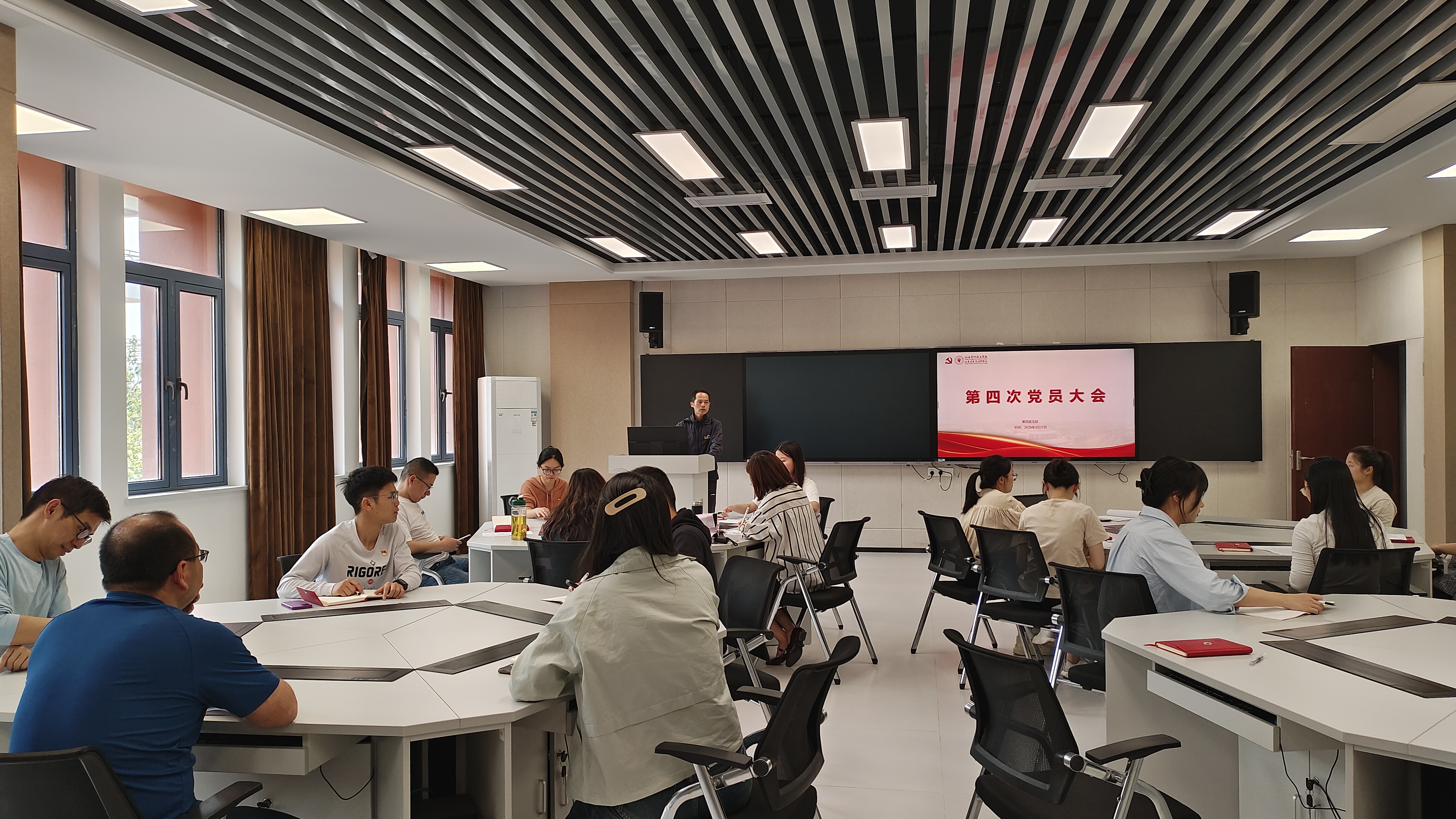 央行党委会议学习贯彻党的二十届四中全会精神 坚定支持股市债市汇市等金融市场稳定运行