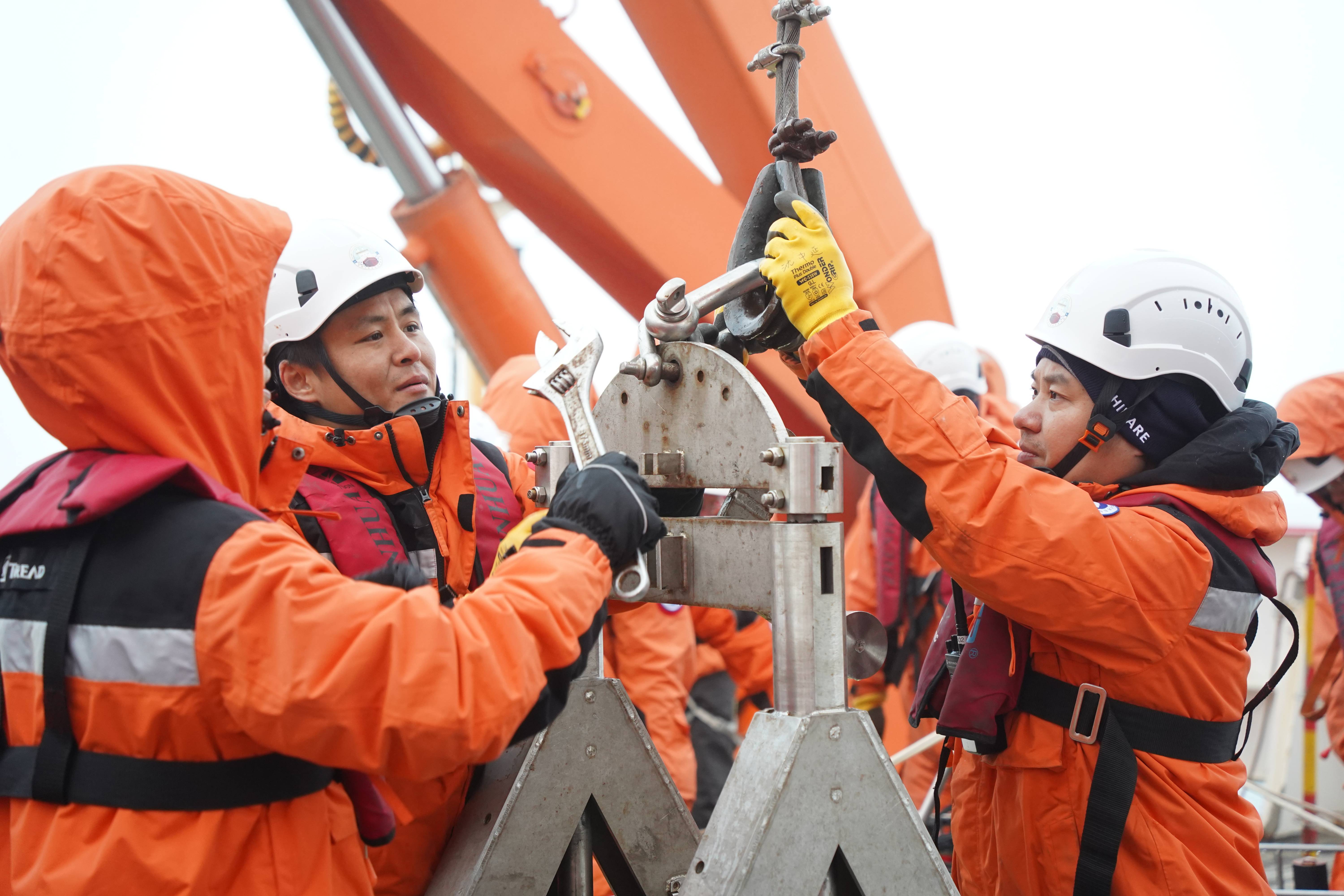 中国科考队圆满完成北极载人深潜任务