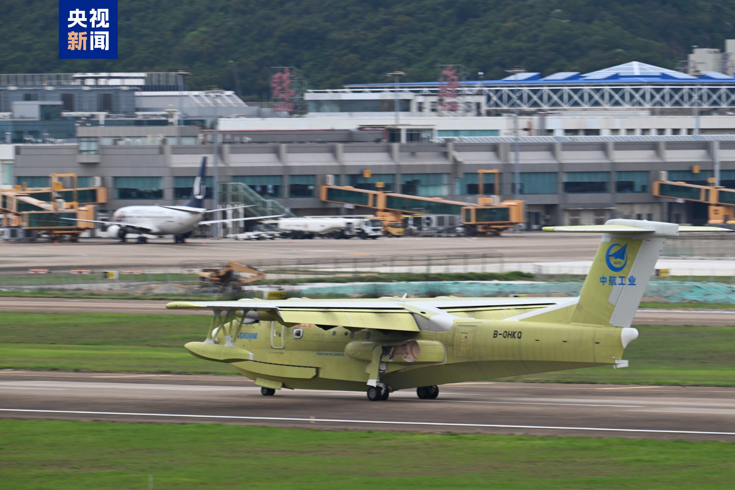 AG600“鲲龙”完成首次野外环境汲水投水演练