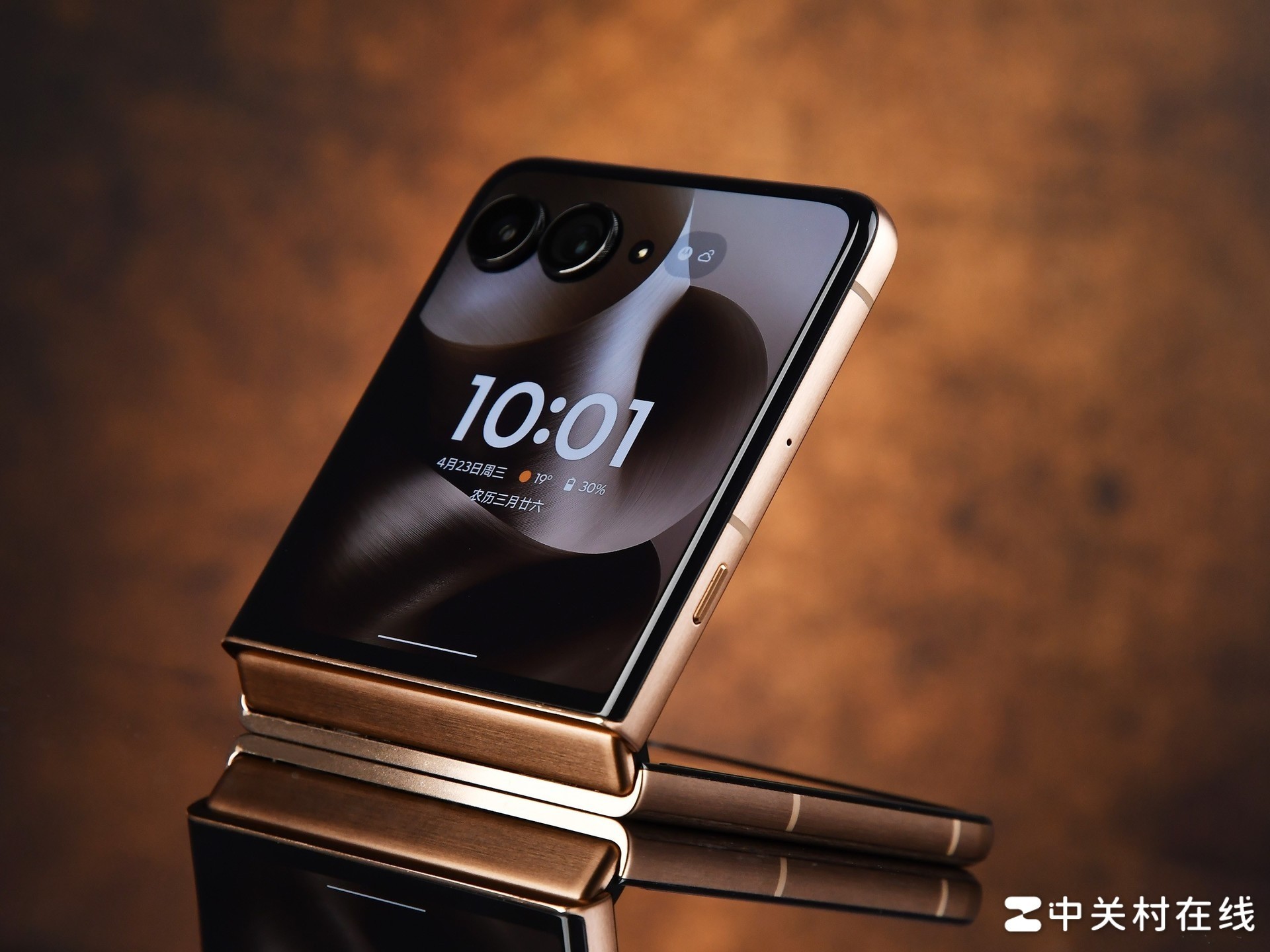 升级天禧AI一体多端,发布联想moto X70 Air AI手机