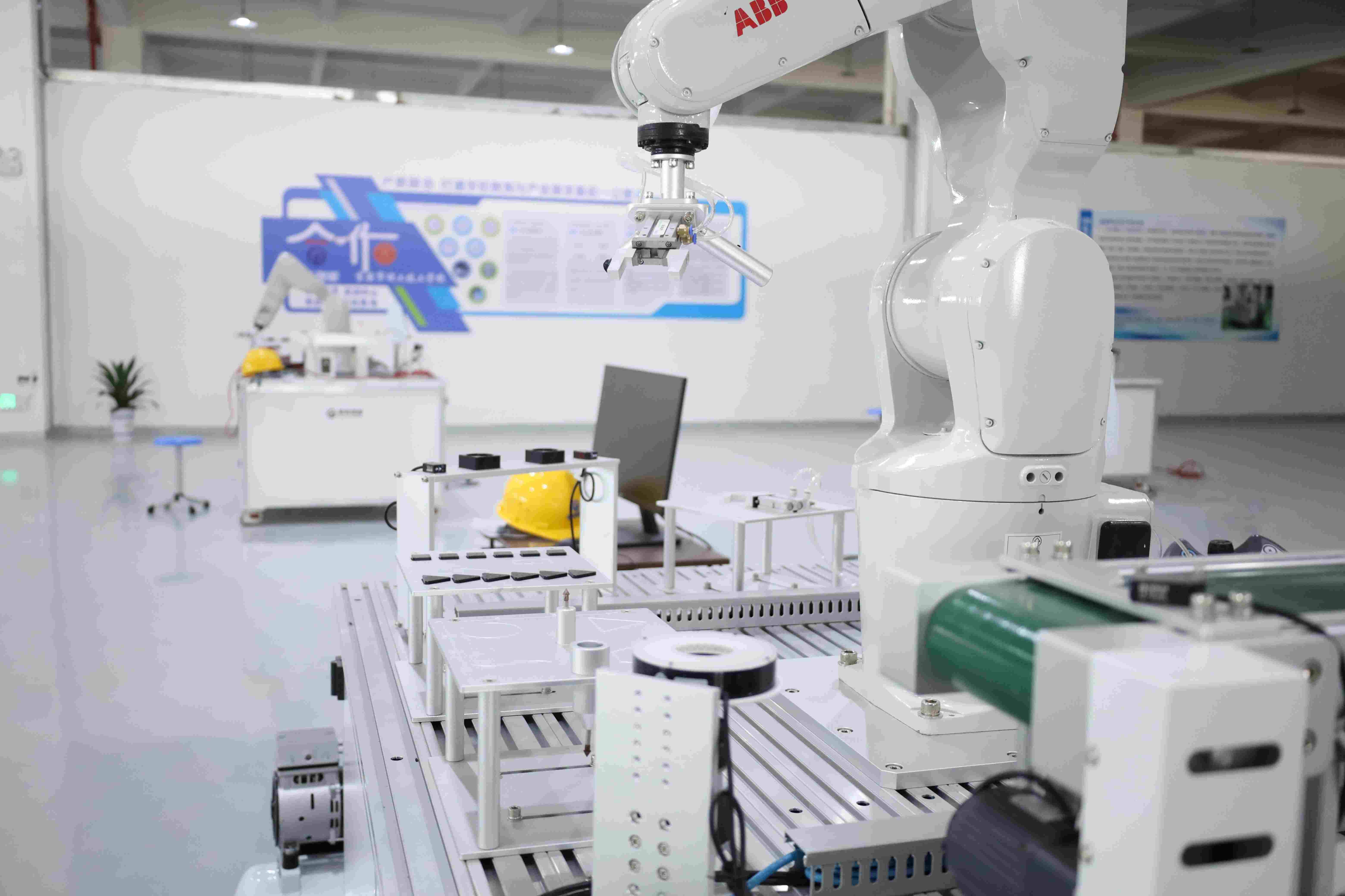 保险有温度,人保伴您前行_2025工业机器人产业：从“工业基本盘”到“全域新蓝海”