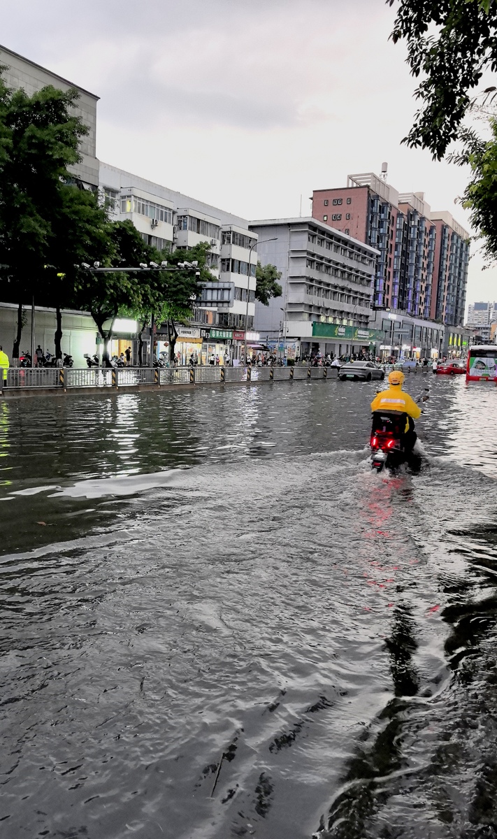 三亚启动防御台风Ⅳ级响应 部分涉客船舶6日8时起禁航
