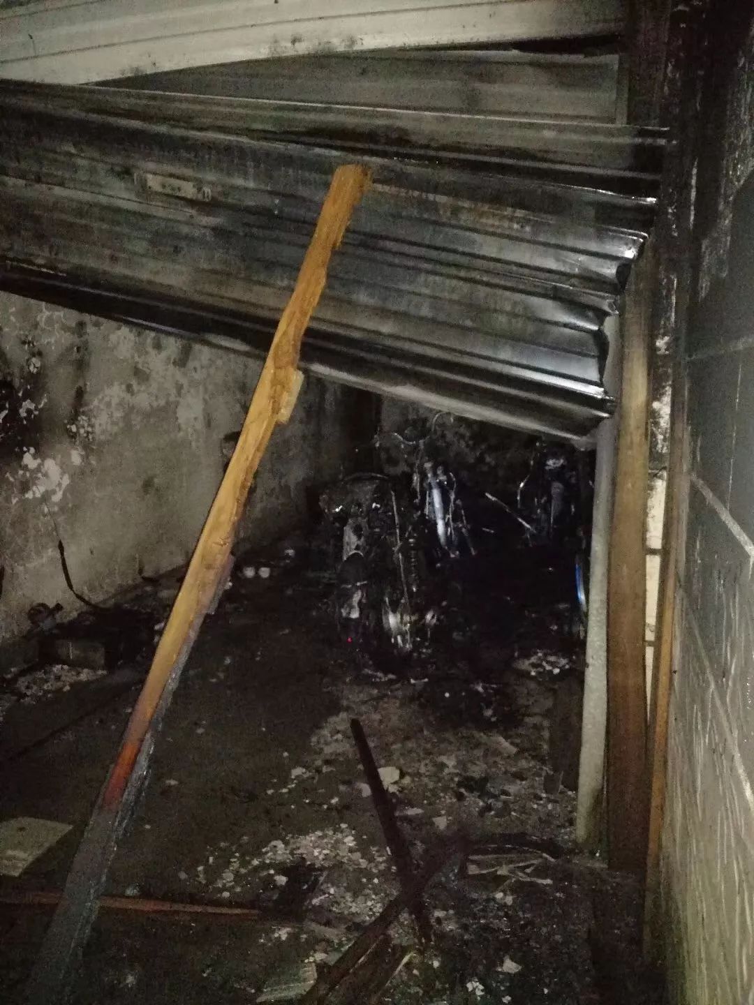 美国得州一退役发电厂发生火灾 黑色浓烟弥漫多地