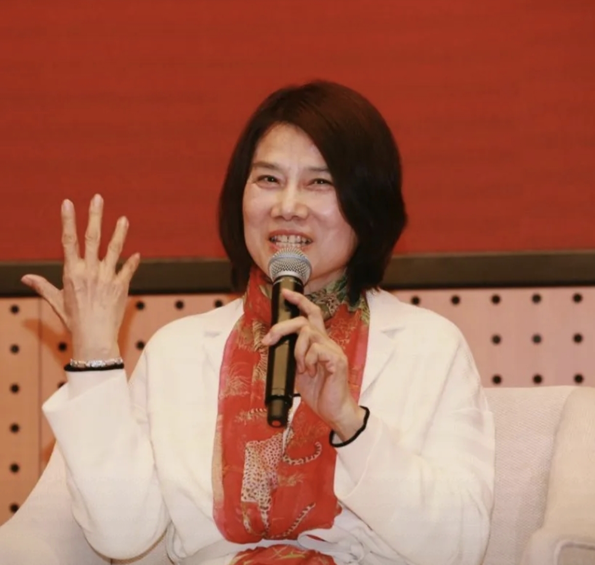 格力电器董事长兼总裁董明珠回应管理层年轻化：不以年龄和资历来衡量人才