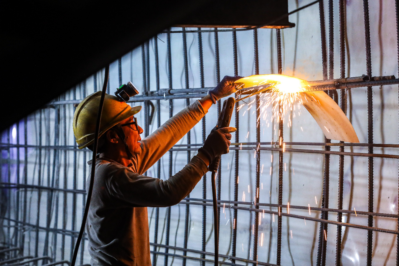 渝万高铁光裕寨隧道顺利贯通