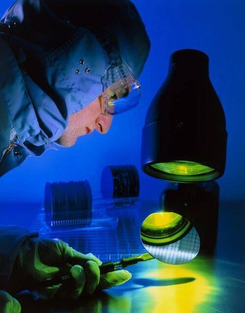 德邦科技：公司目前暂无光刻胶方面的业务