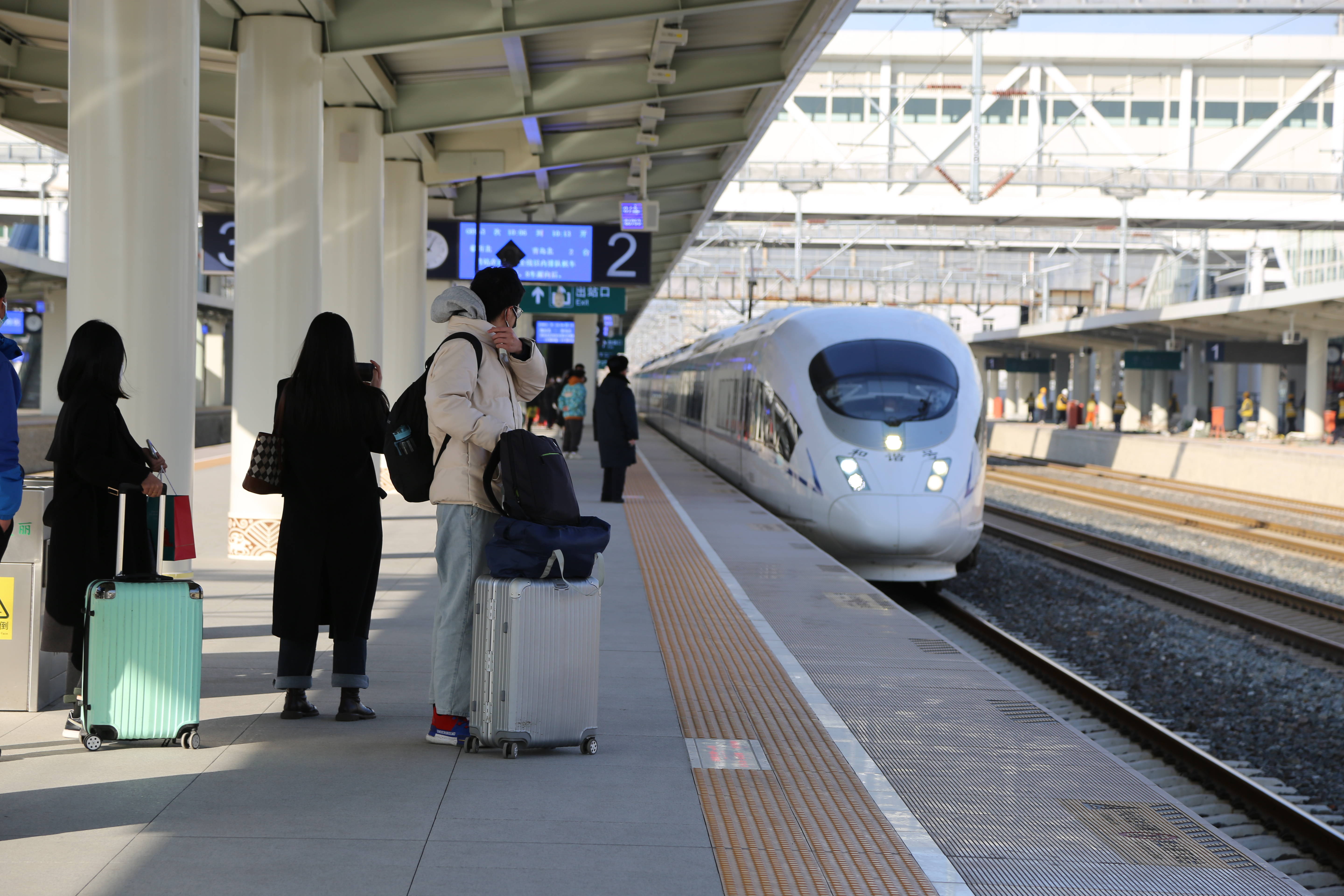 知名跨国公司CEO突然离任；跨年火车票开售，热门线路部分车次已售罄丨消费早参