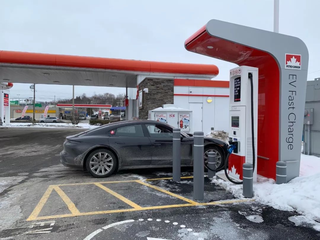 2026年3月起，保时捷有序裁撤自建充电桩 工作人员：会与行业头部充电运营商保持深度合作